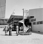 852565 Afbeelding van een richtingenwijzer van de luchthaven Schiphol op het terrein van de Jaarbeurs te Utrecht.